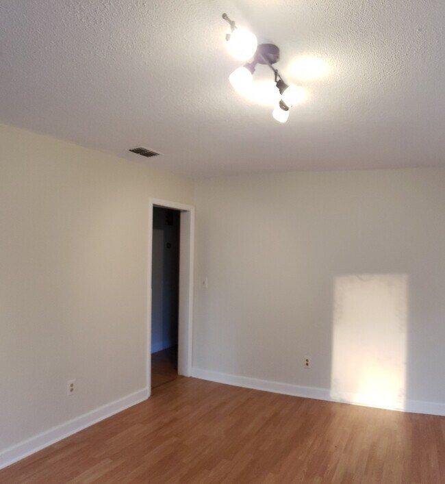 Building Photo - 408 Oak Street
