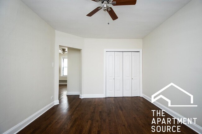 Building Photo - 3855 N Greenview Ave