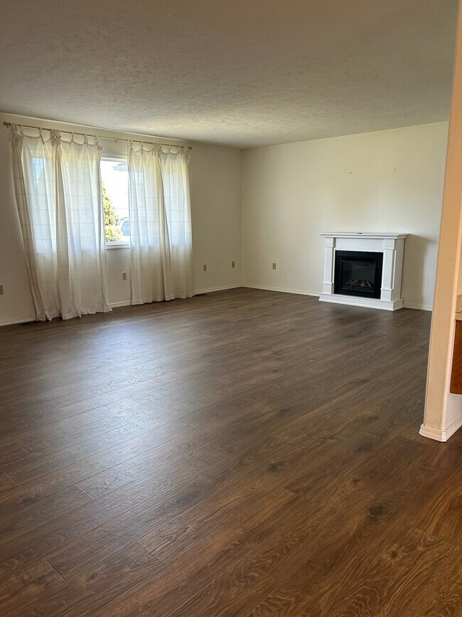 Building Photo - 654 Maple Pl
