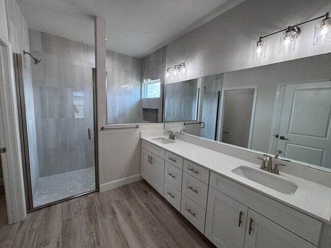 Foto del edificio - Welcome to this beautifully built 3-bedroom, 2-bathroom