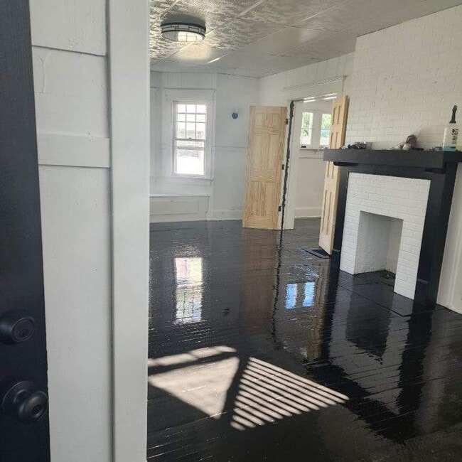 Building Photo - 4BR, 2BA Home with Large Backyard and 2-Ca...