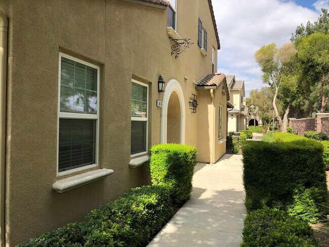 Building Photo - Spacious and open Two Bedroom Two Bathroom...