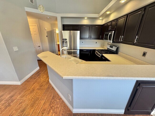 Foto del edificio - Spacious 2 bedroom condo with detached garage!!