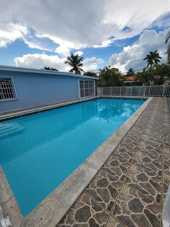 Building Photo - 3 br, 2.5 bath House - 255 W 52nd St