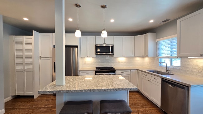 Foto del edificio - 145 California Terrace