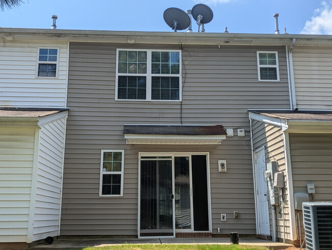 Foto del edificio - Room in Townhome on Derryrush Ave