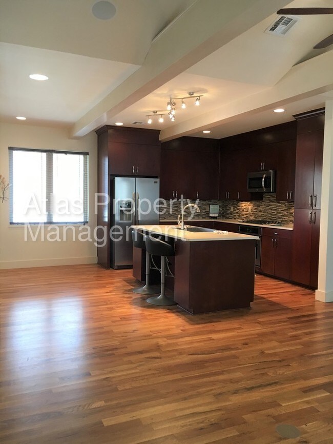 Foto del edificio - Cherry Street * Attached Garage * Wood Floors