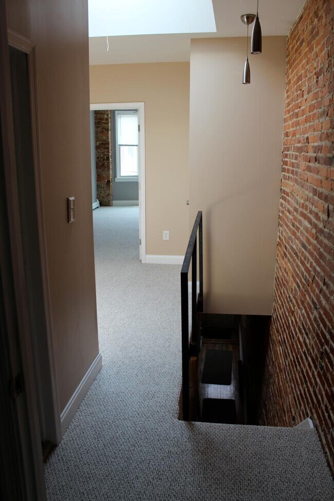 Upstairs Hall / Sitting Area - 628 S Linwood Ave