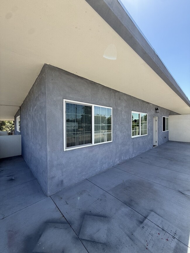 Building Photo - 948 N Van Ness Ave
