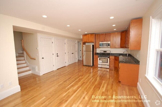 Building Photo - 86 Linden St