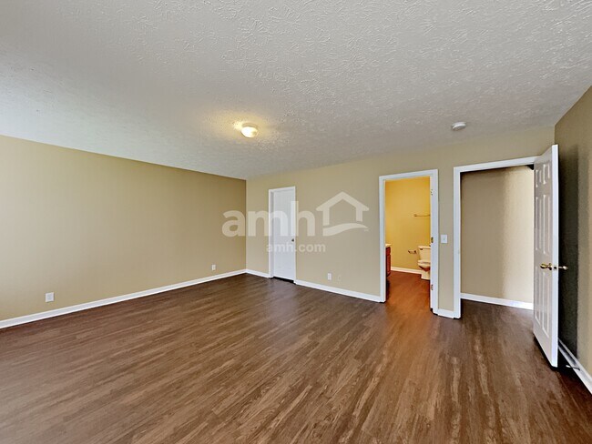 Foto del edificio - 3173 Hidden Creek Dr