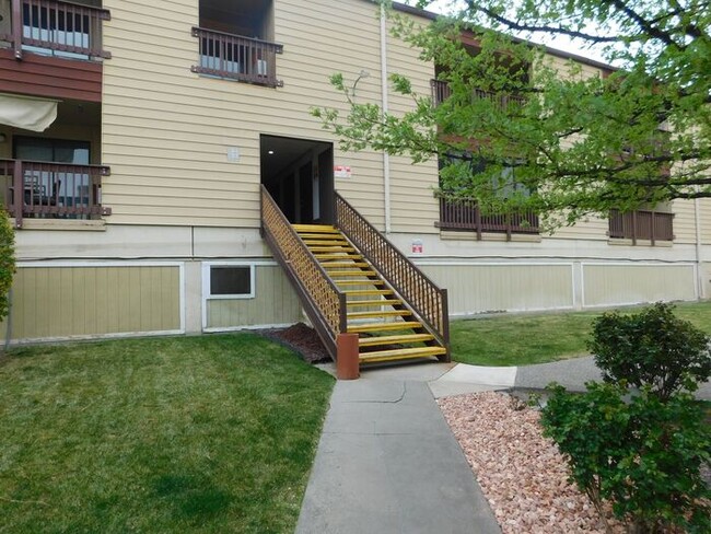 Foto del edificio - 2 Bed 1 Bath Condo Close to CMU!