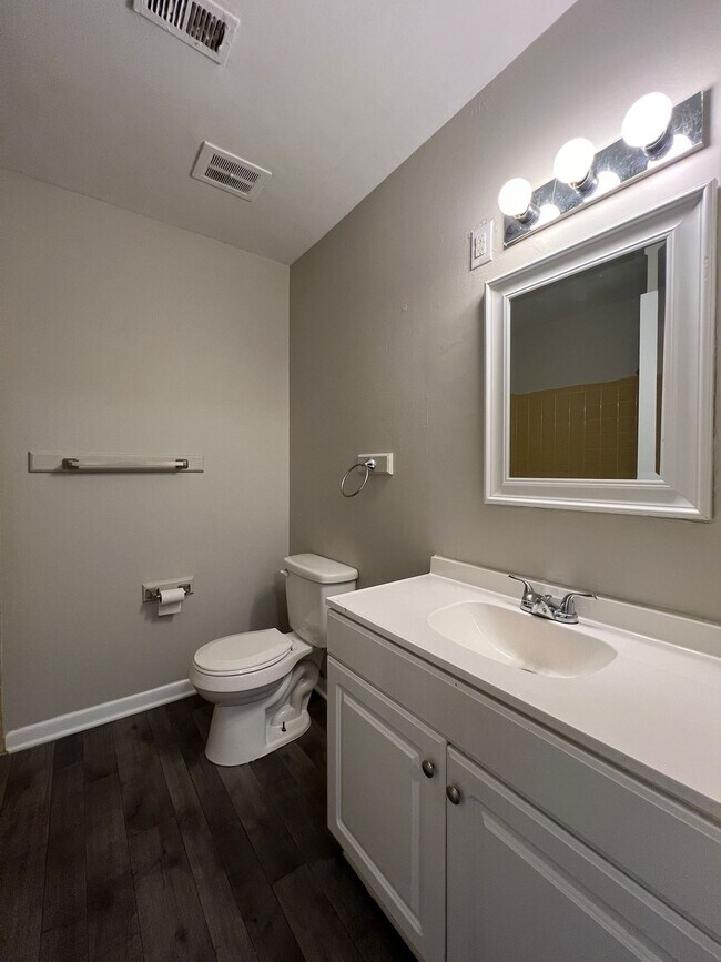 Foto del edificio - Classic Comfort, Modern Living: Welcome to 555 East Apartment Homes