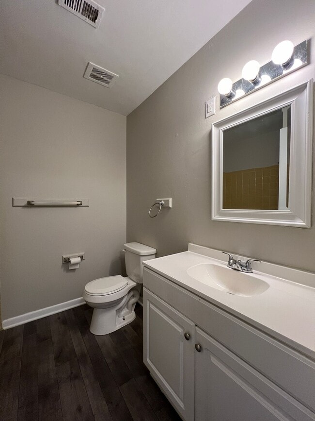 Foto del edificio - Classic Comfort, Modern Living: Welcome to 555 East Apartment Homes