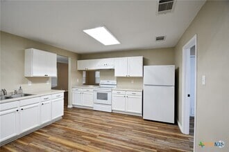 Building Photo - 744 Pinehurst Dr