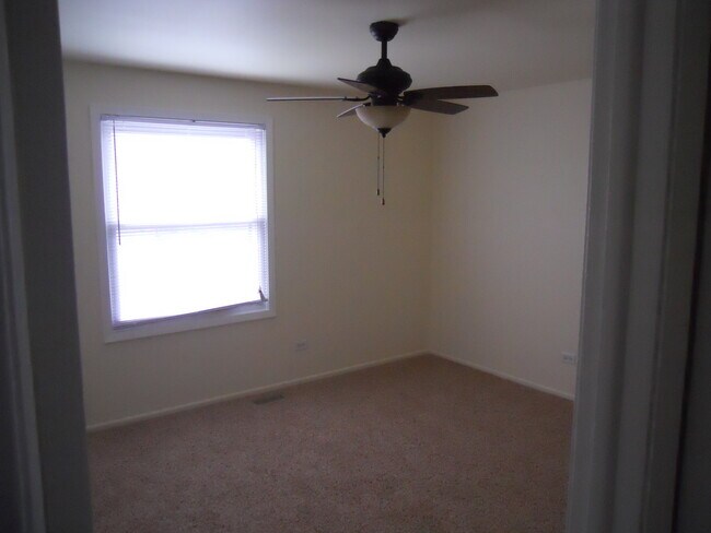 Building Photo - 1720 Queensbury Cir