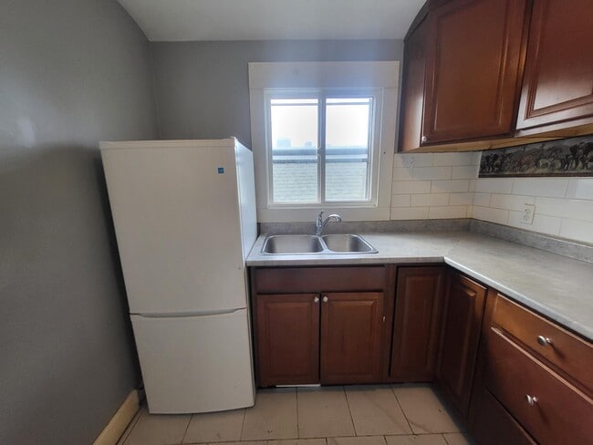 Photo du bâtiment - Charming 1 Bedroom Upper-Level Unit – All ...