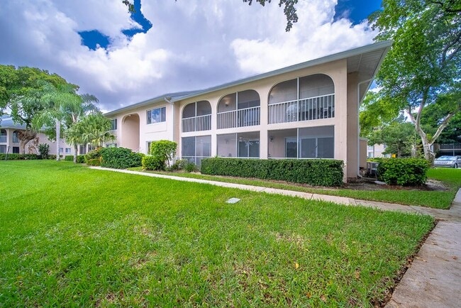 Building Photo - 13810 Oneida Dr