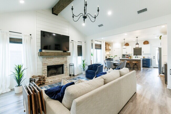 Building Photo - Custom Home in a Cul-de-sac!!