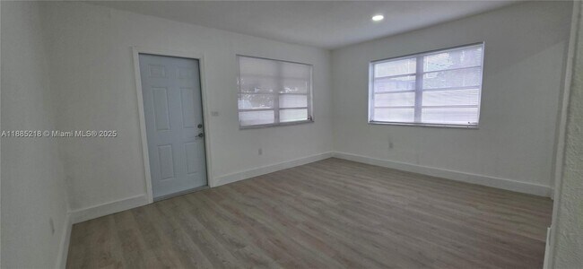 Foto del edificio - 21 NW 32nd Ct