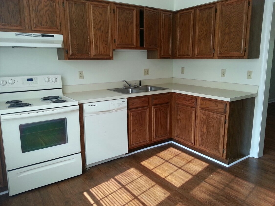 Primary Photo - Three Bedroom Townhome, 2.5 bath, with eat...