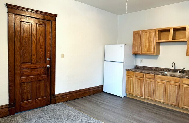 Building Photo - Recently Updated first floor apartment within walking distance to Main St  Grove City !