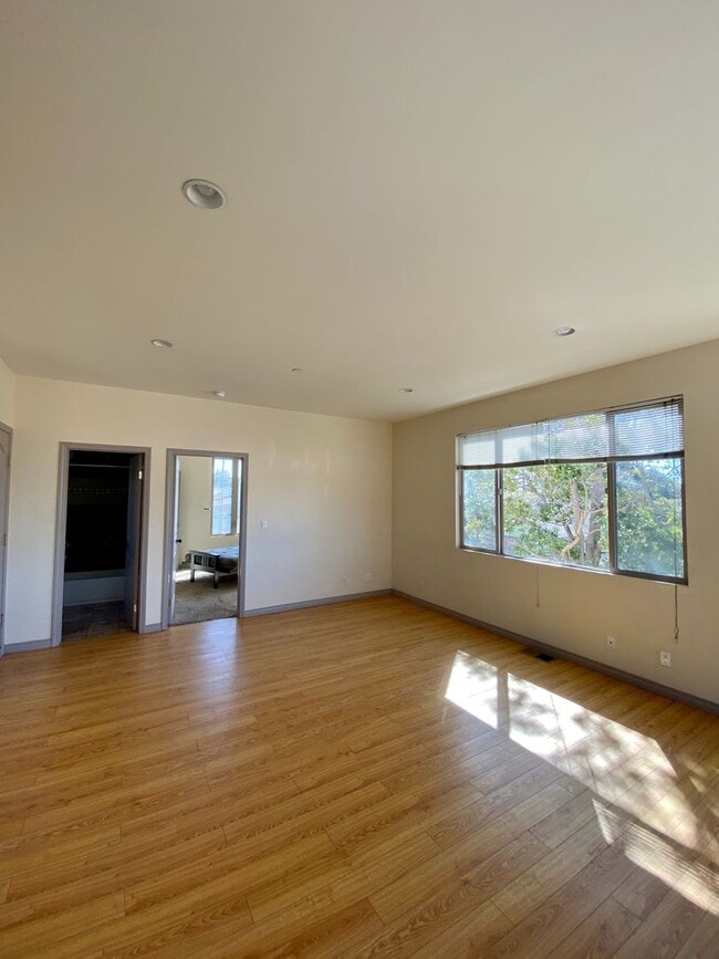 Building Photo - Downtown Ventura - Two bedroom, two bath w...