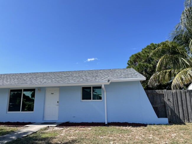 Quaint, freshly painted duplex across from a local park - 7669 SE James St