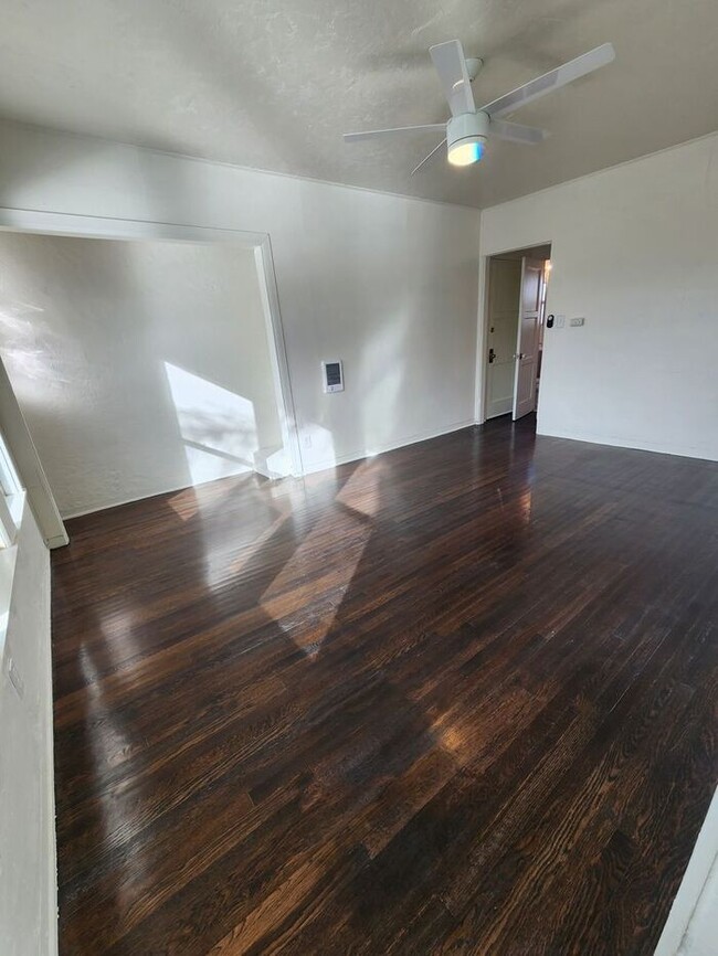 Building Photo - Renovated 1BR/1BA in Vintage Building Loca...