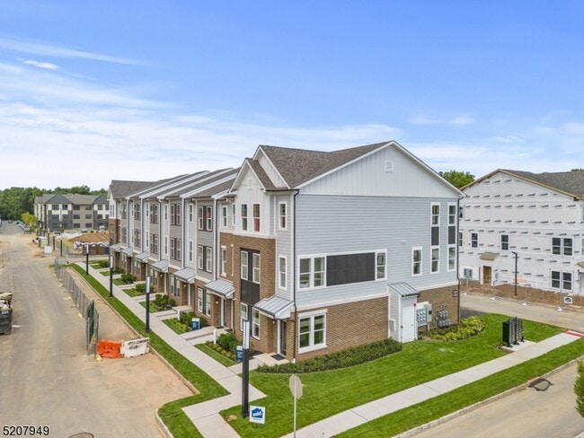 Building Photo - 8 Jessica Ln