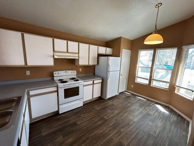 Building Photo - Charming 3 x 2 home **Warm Custom Paint & ...