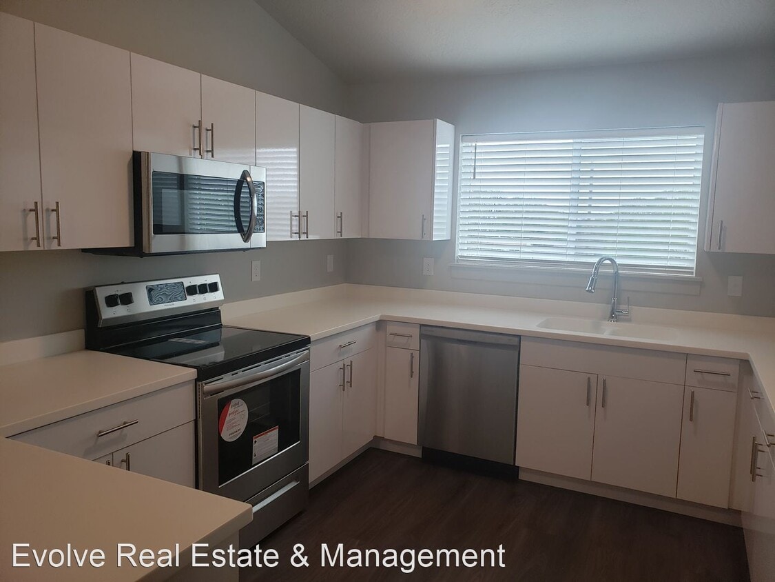 Primary Photo - 2 br, 1 bath House - 572 S 100 W E203