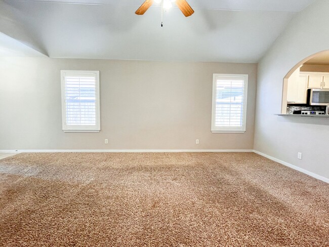 Building Photo - Available NOW  This home is centrally loca...