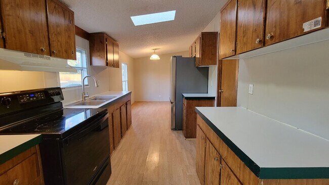 Foto del edificio - Huge 4 bedroom 2 bath home in a great family neighborhood.