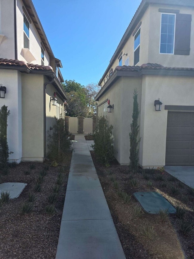 Building Photo - Sycamore Heights Masterpiece "Spacious 3-B...