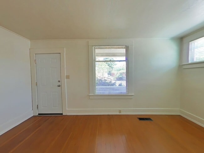 Foto del edificio - 1 Bedroom Tri-Plex ~ Close to Campus ~ Cat...