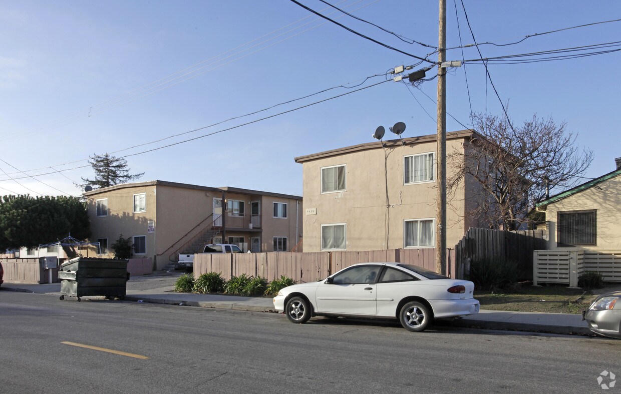 Foto del edificio - 4420-4430 Bassett St