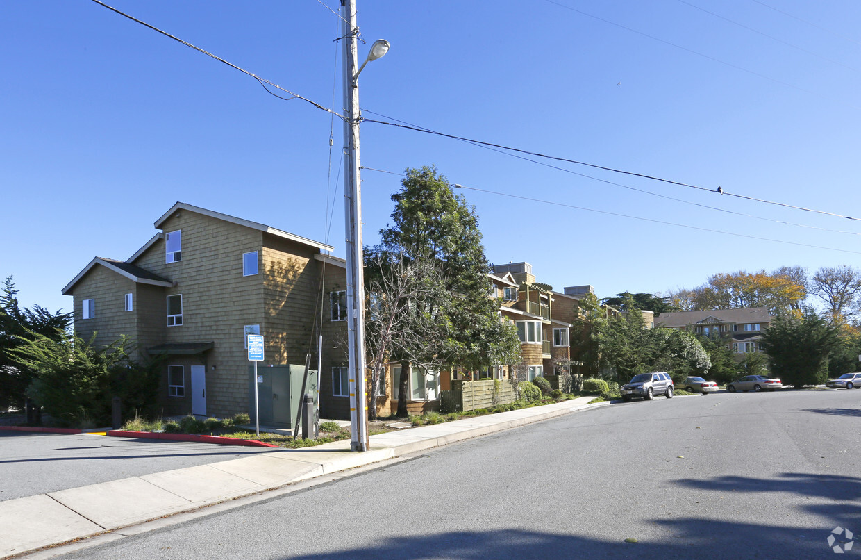 Primary Photo - Vista Point Apartments