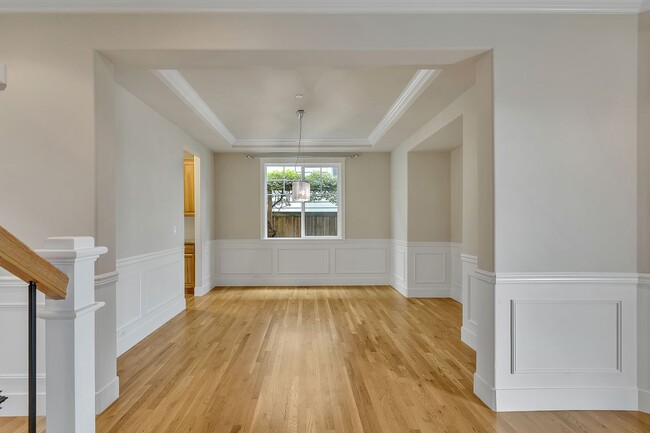 Foto del edificio - Must see in beautiful Redmond neighborhood