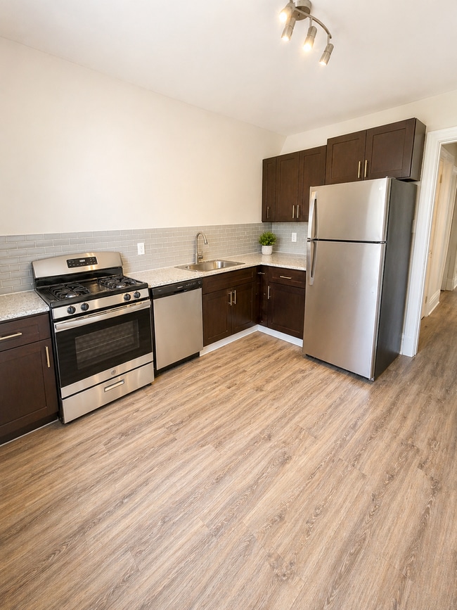 Building Photo - *** Amazing Shadyside Location * Renovated Apartment * Walk to Ellsworth and Walnut * Pet Friendl...