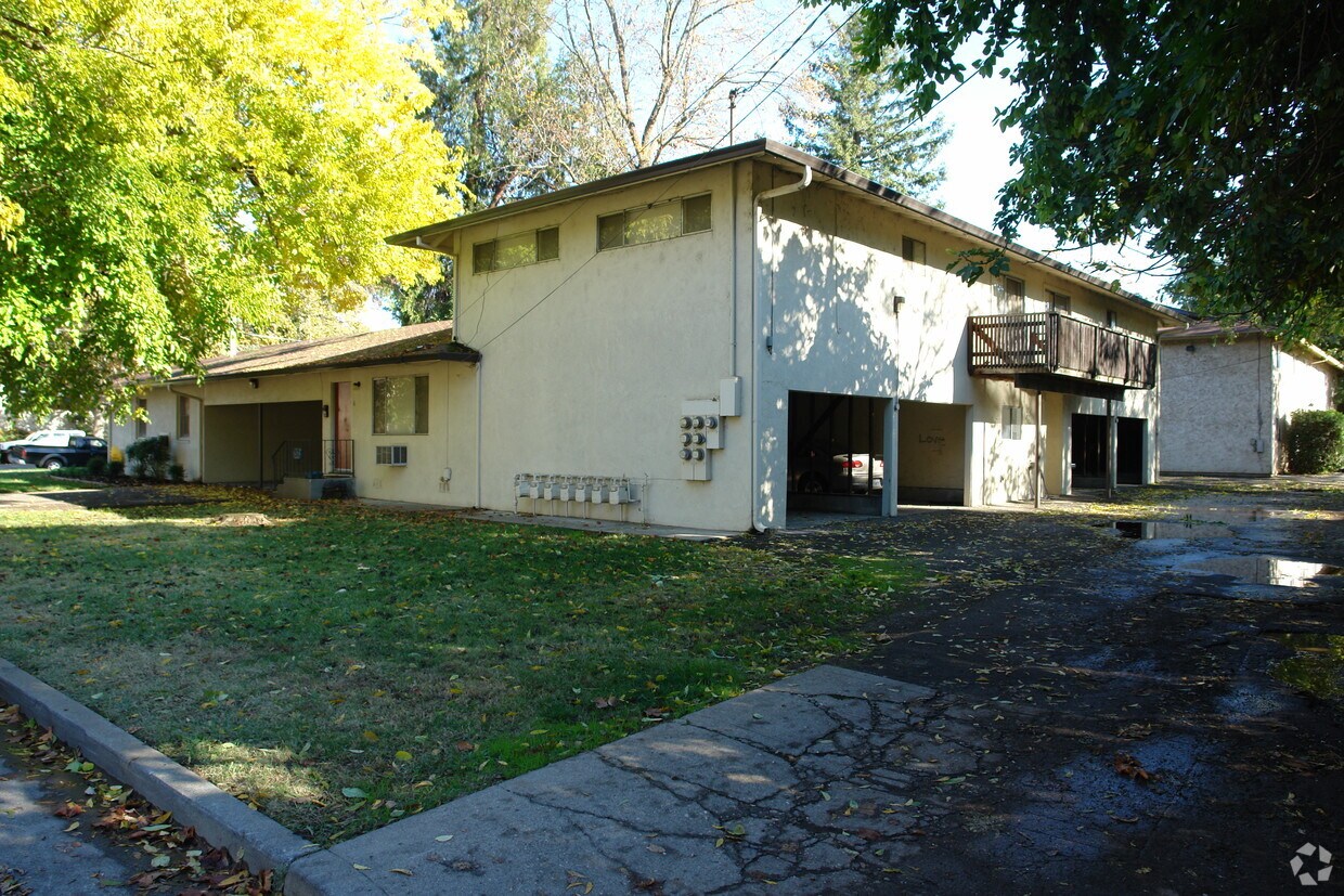 Building Photo - 404 Oak St
