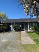Building Photo - 516 16 St SE