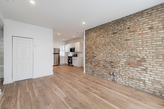 Foto del edificio - 2109 N Hamlin Ave