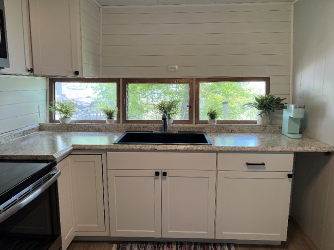 Foto del edificio - 7811 Hillside Dr