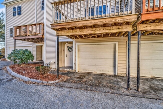 Building Photo - 555 Main St