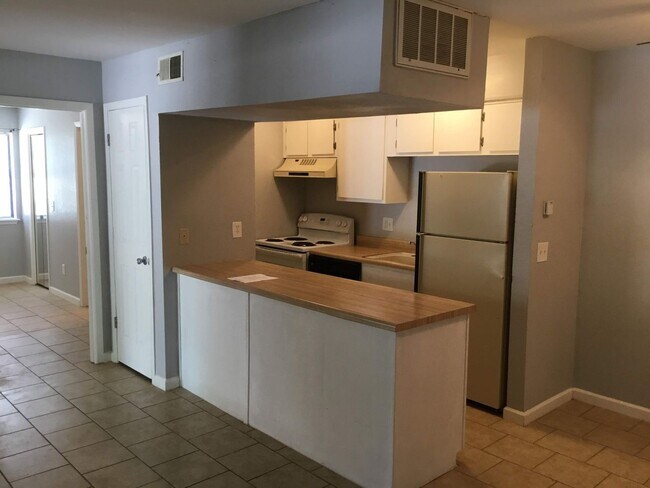 Building Photo - 8009 NW 7th Place Villa #299