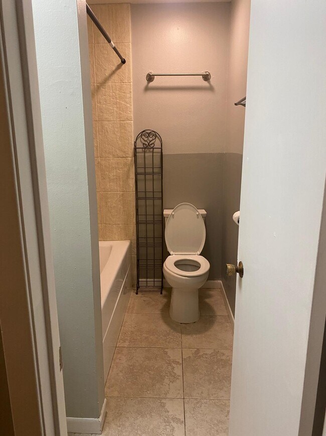 Building Photo - 225 Hill St