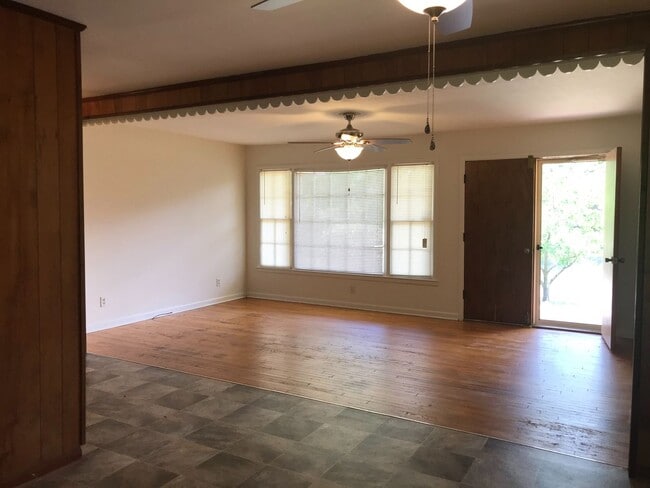 Building Photo - 946 Boswell Dr