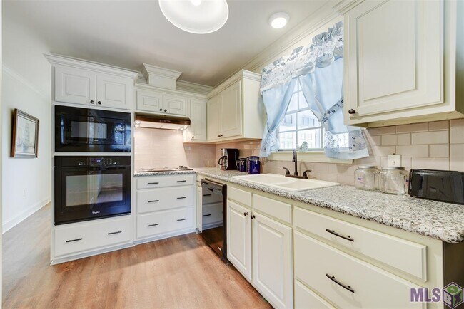 Foto del edificio - 6937 Springwood Blvd
