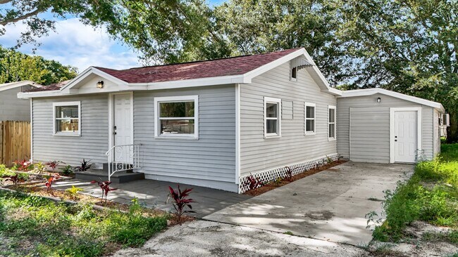 Building Photo - Fully Updated 4-Bedroom Furnished Home in ...